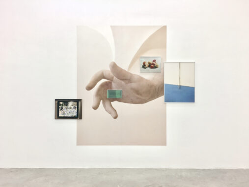 COMFORT 7/32/00 (2019), Vinyl print, pigment prints, text, privacy film. Foto: Elisabeth Molin