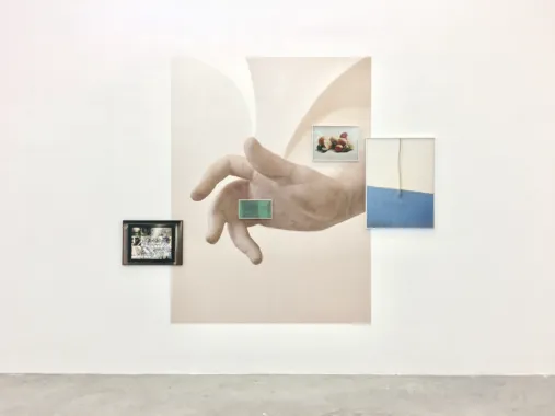 COMFORT 7/32/00 (2019), Vinyl print, pigment prints, text, privacy film. Foto: Elisabeth Molin
