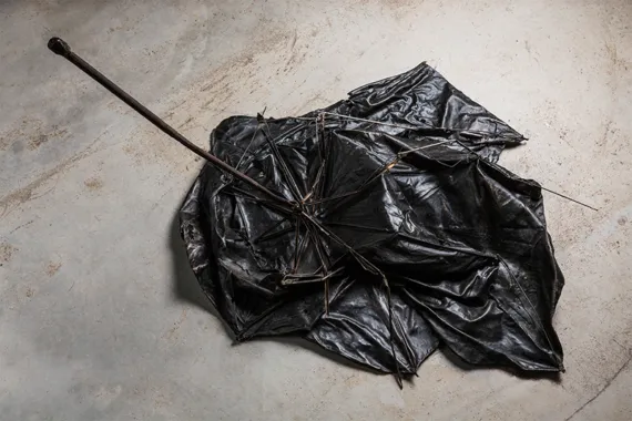Protection, 2016. Bronze, stål. Foto: Lior Zilberstein.