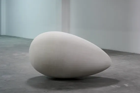 Gift. The Danish word gift means poison; the English word gift means present. Plaster, heroin 130 x 70 x 70 cm. Foto: GRAYSC