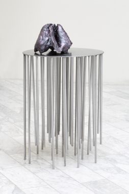 Ocean Bed, 2014. Stål, jesmonite, Chameleon maling (mystic). Foto: Jan Søndergaard.