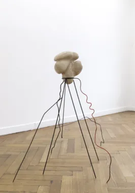 Line Lyhne, Silent servant, 2021, marmor, painted steel. Foto: Jiyoon Chung.