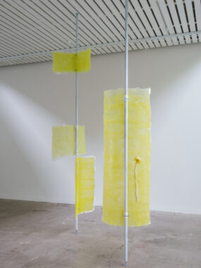 Valmue Valentino, 2021. Resin, steel, prop flower. Foto: Per Andersen