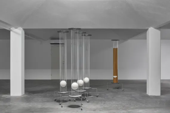 Ion exchange. Acrylic, porcelain, steel, stainless steel filter, wheel, ion exchange mass. 62 x 62 x 212 cm. Foto: GRAYSC