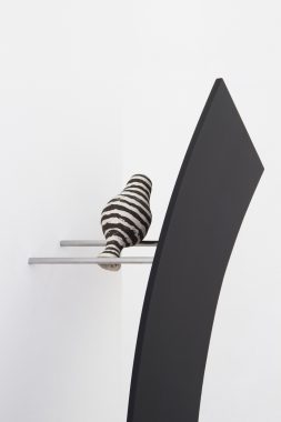Exhibition Furniture - Shelving Unit, 2014. MDF (coated), krom kobberrør. 185 x 42 x 32 cm. Foto: Nicolas Delaroche