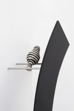 Exhibition Furniture - Shelving Unit, 2014. MDF (coated), krom kobberrør. 185 x 42 x 32 cm. Foto: Nicolas Delaroche