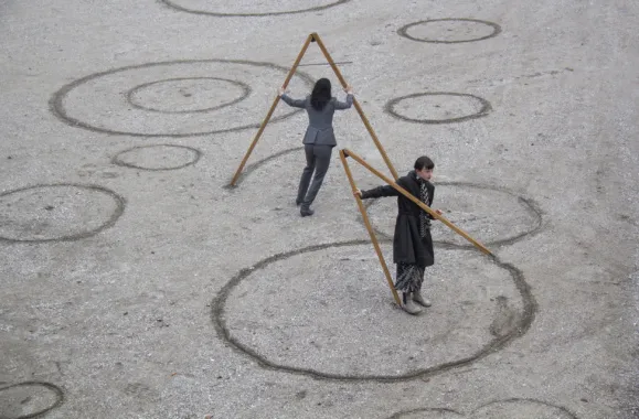 Circles, 2013. Museet for Samtidskunst Roskilde. Performance med overdimensionerede passere, varighed 20 min. Foto: Matilde Haaning