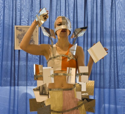 A Slow Walk, Body And Room Encountering In Mirrors, 2014. Foto: Hans H. Bærholm