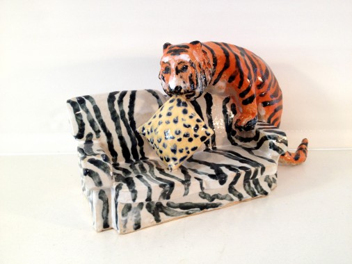 SofaTiger, 2013, keramik, 15x15x30 cm
