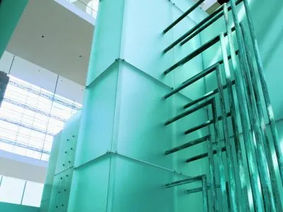 Sense and sensibility, 2002. Satinatorglas, kobber, sort granit, vand. Foto: Bent Ryberg