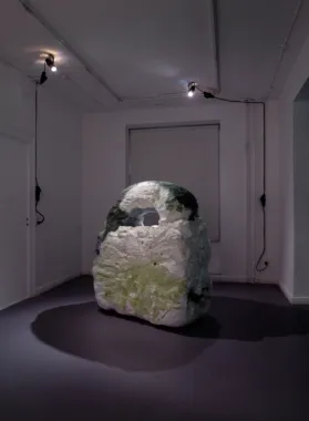 Installationsfoto. Bag without index (fka Bag for the future), 2017-2022. Styrofoam, paint, sand, approx. 140x120x60 cm, theatre spots with daylight filter. Foto: Julia Sjölin og Rebekka Hilmer Heltoft