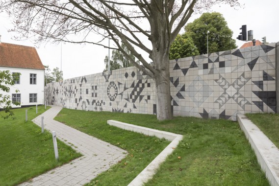Belief and Superstitious, 2013, Viborg Kunsthal, permanent installation, mur mosaik af skårede beton fliser, 500 m2, fordelt på mur på 151 meter, 4,4 m på højeste sted, foto: Anders Sune Berg