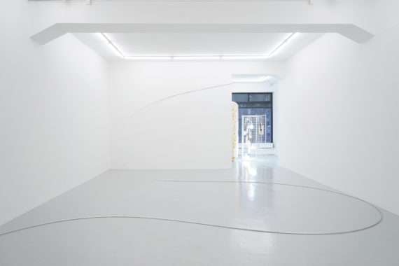 A Hero Never dies, 2016. Aluminium, elastic, mouthguard. Installation view: Trickortreater, Lullin+Ferrari, Zürich. Foto: Corrado Ferrari