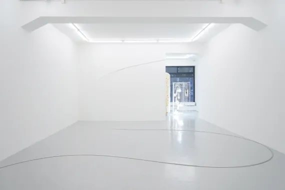 A Hero Never dies, 2016. Aluminium, elastic, mouthguard. Installation view: Trickortreater, Lullin+Ferrari, Zürich. Foto: Corrado Ferrari