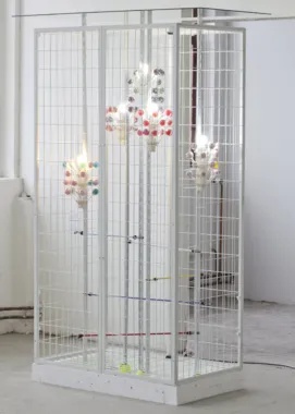 Hotproducts, 2015. Styrofoam, Dunlop tennis ball, steel with epoxy/polyester powder coating, Original Gourmet Lollipop, lollipop tree display, plastilin, plastic strips, cord, energy-efficient light bulb, elastic bungee. Installation view: Rundgang, Städelschule, Frankfurt. Foto: Benedikte Bjerre