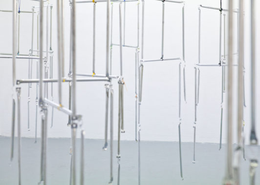 Mox-nox, 2017. Motor, galvanized steel, silver, elastic, plastic, leather. Installation view: Rumors of Glory, Basis, Frankfurt. Foto: Benedikte Bjerre