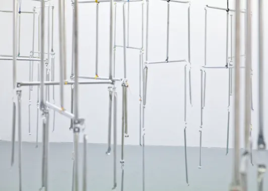 Mox-nox, 2017. Motor, galvanized steel, silver, elastic, plastic, leather. Installation view: Rumors of Glory, Basis, Frankfurt. Foto: Benedikte Bjerre