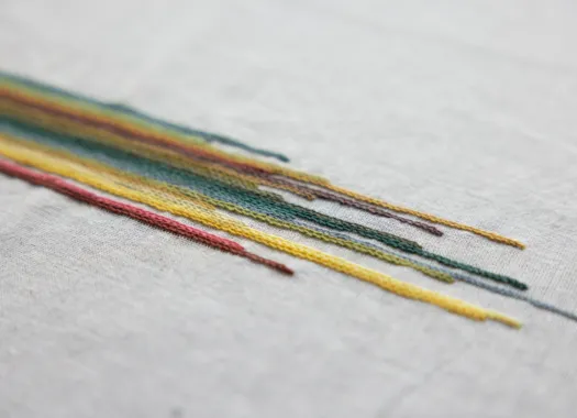 Eksempler fra en større serie af mindre broderier på ostelærred med rester af broderigarner fra Højskolernes håndarbejde og Håndarbejdets Fremme, som jeg har modtaget fra venner og familie. Uden titel, 39 cm x 30 cm, serien påbegyndt 2019. Foto: Johan Rosenmunthe