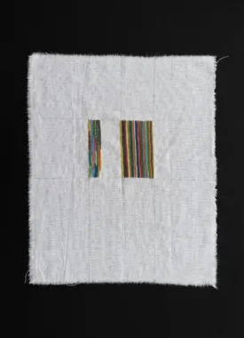 Eksempler fra en større serie af mindre broderier på ostelærred med rester af broderigarner fra Højskolernes håndarbejde og Håndarbejdets Fremme, som jeg har modtaget fra venner og familie. Uden titel, 39 cm x 30 cm, serien påbegyndt 2019. Foto: Johan Rosenmunthe
