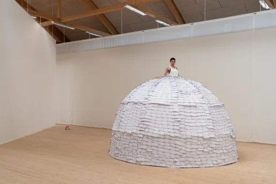 Miss Fabula, I am not what you see, Copenhagen Contemporary 2021 (Materiale: 3000 via airmail konvolutterpå jern struktutur), foto: David Stjernholm