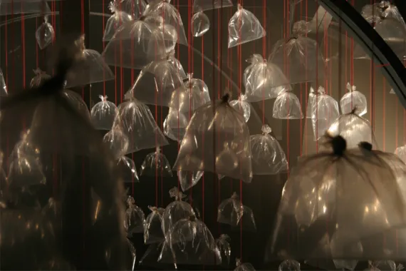 Words in Bags, Vooruit, Gent, 2006 (udsnit), installation, plastic bags, string, lights and sound