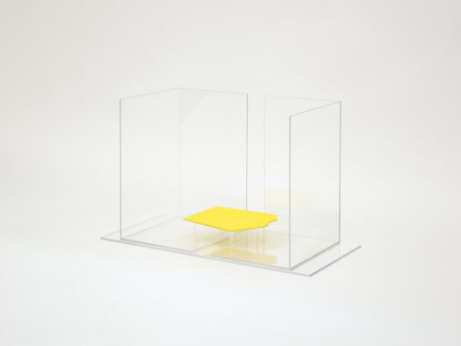 Invisible sculpture with unifying plateau, 2022. Lime color pigment, gold base, 5 and 6 mm acrylic sheets, acrylic rods, 45,6 x 62 x 34 cm. Foto: Malle Madsen