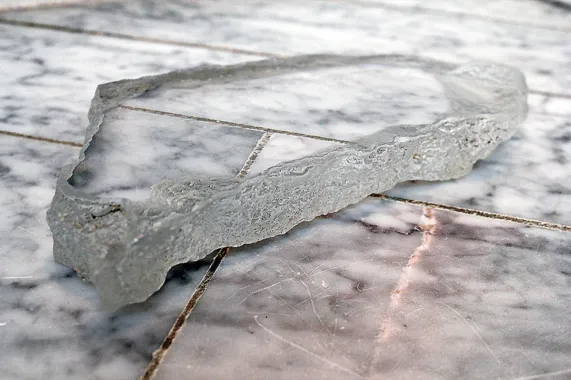 Civilizing Ritual (Souvenir # 3) 1:1 glass cast of a concrete fragment from Colonel Gaddafi´s bombed-out compound, Bab al-Aziziya, 2012. Foto: Anu Ramdas