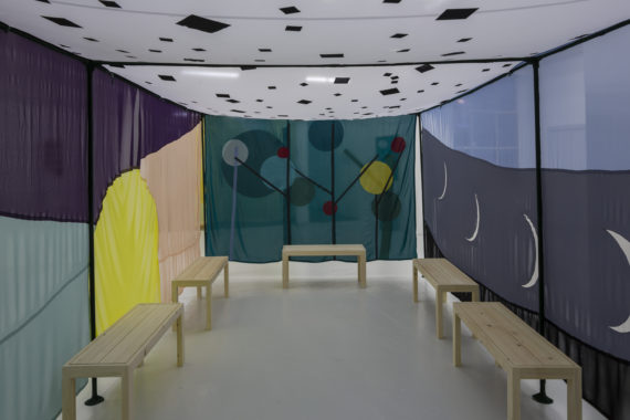 Titel: Constellation, 2014, stof, metal, træ (telt og otte træbænke), Overgaden, København, DK Fotokredit: Anders Sune