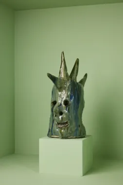 Empathy, 2024. 51,2 x 47 x 23,2 cm. Glaseret stentøj. Foto: Kenneth Stjernegaard