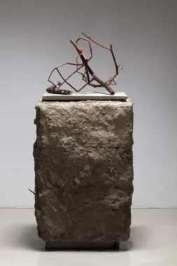 The Hurricane Hasn’t Passed, 2012, beton, træ, fjer, sokkel: ca. 93x55x45 cm, skulptur: ca. 37x49x34 cm, foto: courtesy of Andersen's Contemporary