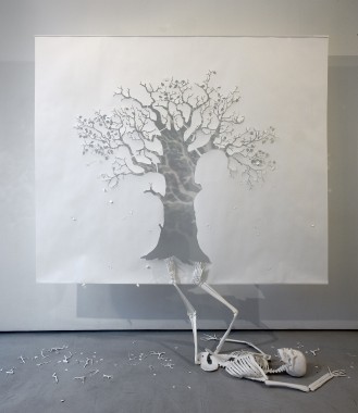 Fall, 210x240x70 cm, syrefrit papir 140 gram, foto: Adam Reich