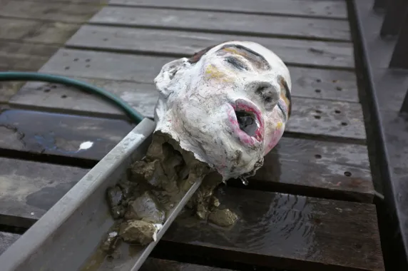 Gargoyle. Bemalet ubrændt ler, make-up, tagrende. Foto: Age of Aquarius