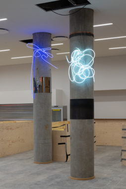 OPP bygningen Kalvebod Brygge , København 2018 materialer : neon, kobber, messing, blåstål, stålkugler, rustfrit stål og blankpoleret rustfrit stål foto : David Stjernholm