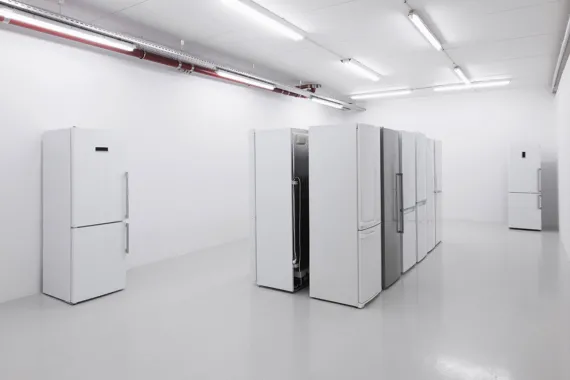 Hvidevarer. Detaljer fra projekt på galleri Lagune Ouest i København, 2023. Foto: Lagune Ouest