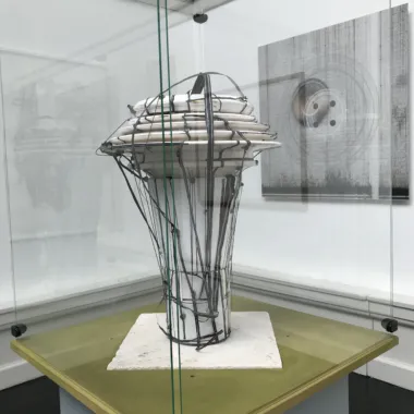 Torben Ebbesen, Udkast til Piero della Francescas hat, 2019. Fajance, aluminium m.m. Foto: Magnus Ebbesen.