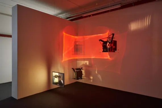 (Im)material Extraction. Plexiglas skærm, wiresystemer, 16mm film loop, 16mm projektorer. Foto: Brian Kure