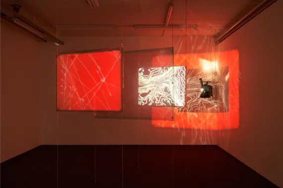 (Im)material Extraction. Smart glass, magneter, wiresystemer, 16mm film loop, 16mm projektorer, sound shower, lyd. Foto: Brian Kure