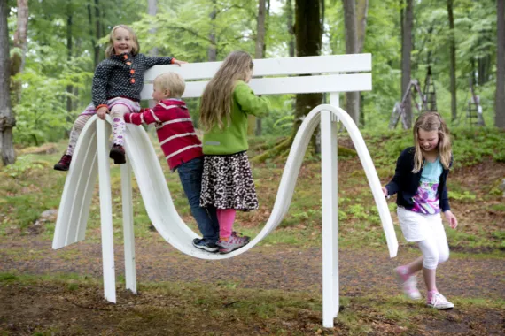 Jeppe Hein, Modified Social Bench #11, 2012, Courtesy Johann König, Berlin, 303 Gallery, New York and Galleri Nicolai Wallner, Copenhagen, foto: Anders Norrsell udstillet på Wanås Konst, 2013