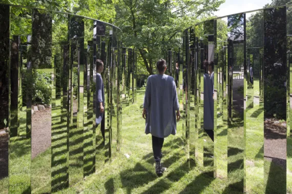 Jeppe Hein, Semicircular Mirror Labyrinth II, 2013, Courtesy Johann König, Berlin, 303 Gallery, New York and Galleri Nicolai Wallner, Copenhagen, foto: Anders Sune Berg