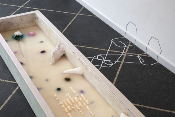 Still Life (Truth and other lies) Ft. Will Evergreen, 2015. Hvid beton, perlemorpigment, bivoks, rapsolie, gele, aluminium, styrofoam, sukker krystaller, disney minder, dagpåfugleøje, kinesiske plantedele, rose, æg. pla 3d print, blæk.