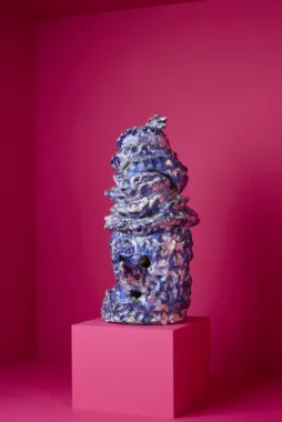 Jealousy, 2024. 52 x 23 x 34 cm. Glaseret stentøj. Foto: Kenneth Stjernegaard