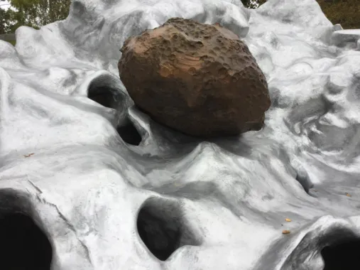 Udsnit af skulpturen 14.07.2006, 2016. Udført i aluminium og bronze, Skulpturstopp Moss, Norge