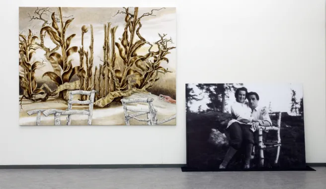 Navnet og dets Plads. 177 x 238 cm. Acryl på lærred og fotomontage. Foto: Niels Erik Høybye. Tilhører Randers Kunstmuseum