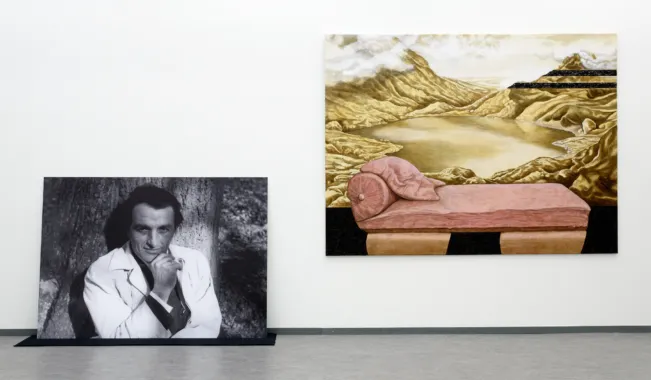 Navnet og dets Plads. 77 x 238 cm. Acryl på lærred og fotomontage. Foto: Niels Erik Høybye. Tilhører Randers Kunstmuseum