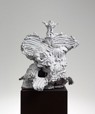 The Ghost of Christmas Yet to come, 2013, brændt og glaseret keramik, 54x51x48 cm