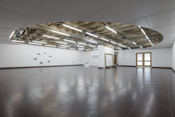 Periferi, 2016 , installeret loft af melaminplader, foto: Anders Sune Berg