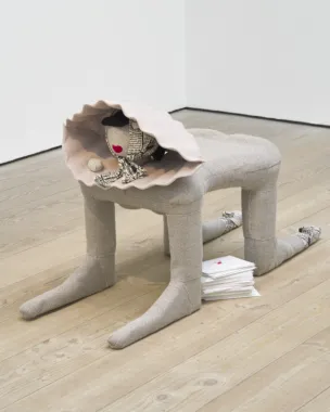Rejekælling med muslingehat, Kunstforeningen Gl. Strand 2022. Stilladsplader, møbeltekstil, skum, bamsevat, lim, møbeltråd, tagplast, silketrykt tekstil. Foto: Brian Kure
