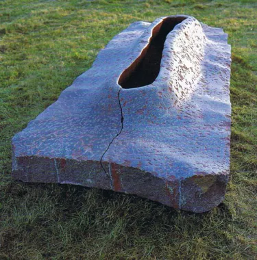 Skald, 1996-97, granit og jernoxyd, 50x315x135 cm