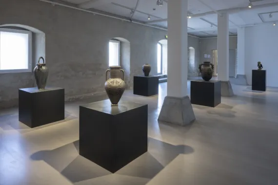 Thule Vessels, 2019. Exhibition view at Nordatlantens Brygge. Ceramic stoneware. Foto: Torben Eskerod