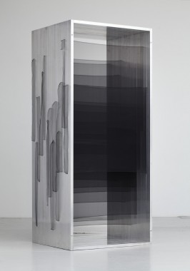 Untitled, 2011, aluminum og silke, 230x100x84 cm, Collection of S.M.A.K, foto: Anders Sune Berg